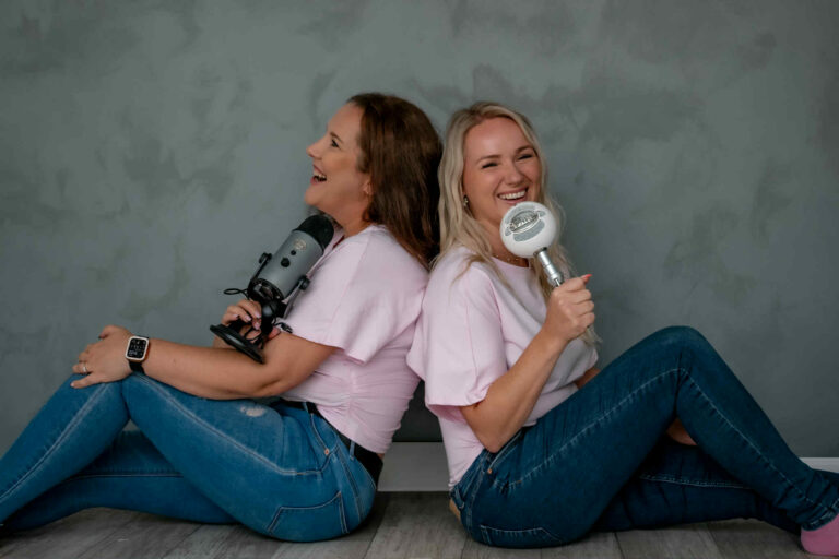 Silli ja Kristel naeravad